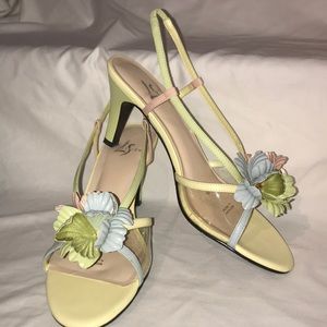 Sandal heels with flower